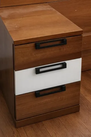 Cabecero y mesitas de noche de madera