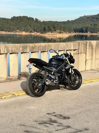 Triumph Street Triple 675 Negra