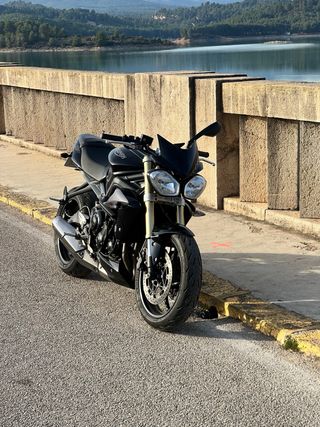 Triumph Street Triple 675 Negra