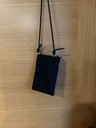 Bolso negro pequeño con cremallera