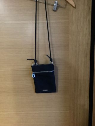 Bolso negro pequeño con cremallera