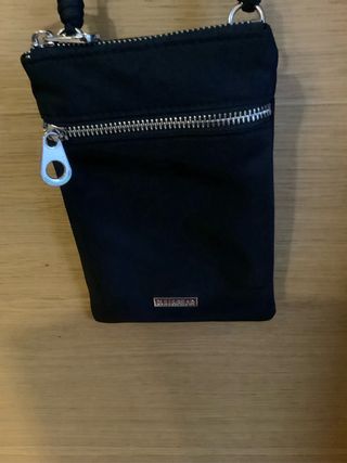 Bolso negro pequeño con cremallera