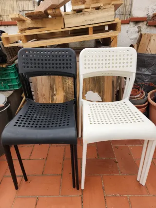 6 Sillas Exterior Apilables Blancas y Negras