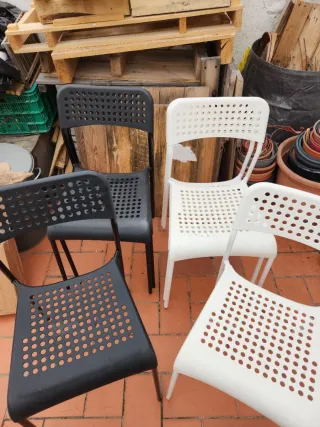 6 Sillas Exterior Apilables Blancas y Negras