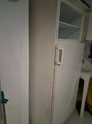 Frigorífico grande con congelador