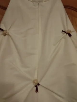 Vestido de novia blanco con bordado rojo