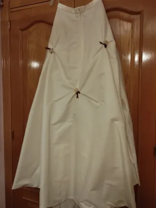 Vestido de novia blanco con bordado rojo