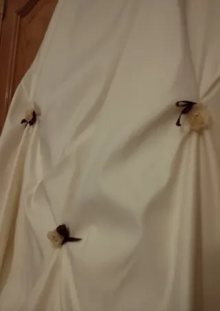 Vestido de novia blanco con bordado rojo