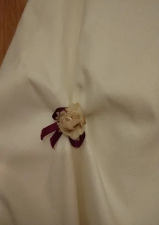 Vestido de novia blanco con bordado rojo