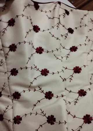 Vestido de novia blanco con bordado rojo