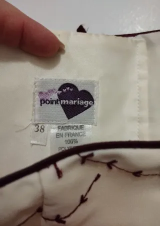 Vestido de novia blanco con bordado rojo