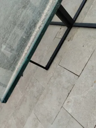 Mesa de cristal y metal