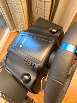 Volante Logitech con Pedales y Soporte