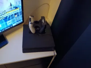 PS4 Slim 500 GB + 2 mandos + cargador