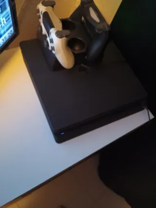 PS4 Slim 500 GB + 2 mandos + cargador