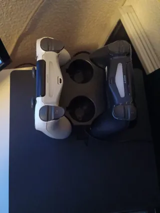 PS4 Slim 500 GB + 2 mandos + cargador