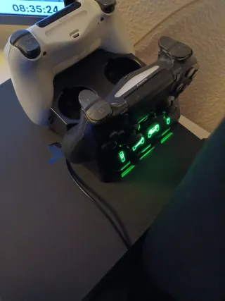 PS4 Slim 500 GB + 2 mandos + cargador