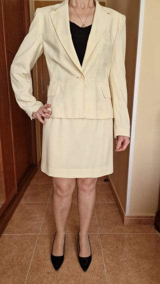 Traje de chaqueta y falda de color amarillo
