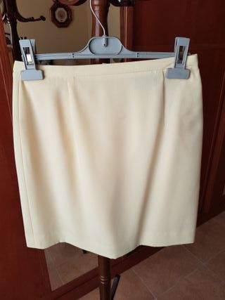 Traje de chaqueta y falda de color amarillo