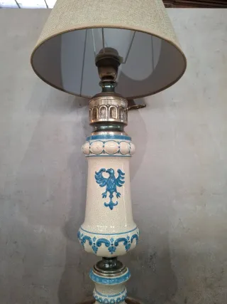 Lámpara de cerámica azul y blanca