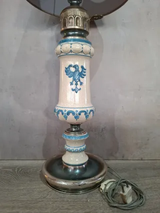 Lámpara de cerámica azul y blanca