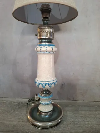 Lámpara de cerámica azul y blanca