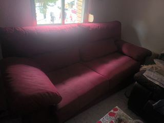 Dos sofás de tela y piel