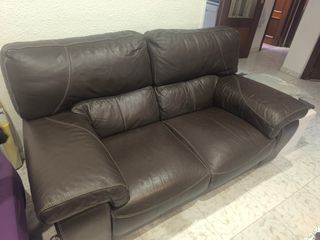 Dos sofás de tela y piel