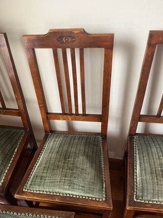 Juego de 4 sillas antiguas de madera