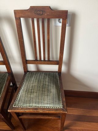 Juego de 4 sillas antiguas de madera