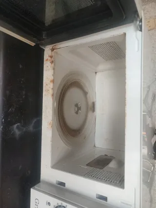 Microondas Orbegozo Grill para restaurar interior.