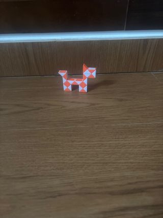 Juguete perro naranja y blanco