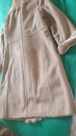 Chaquetón largo beige con pelo