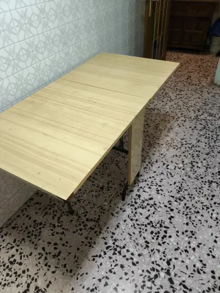 Mesa de madera clara