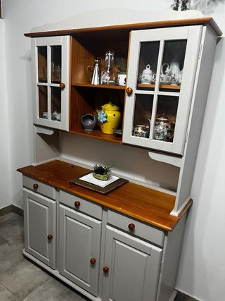 Aparador de pino con vitrina