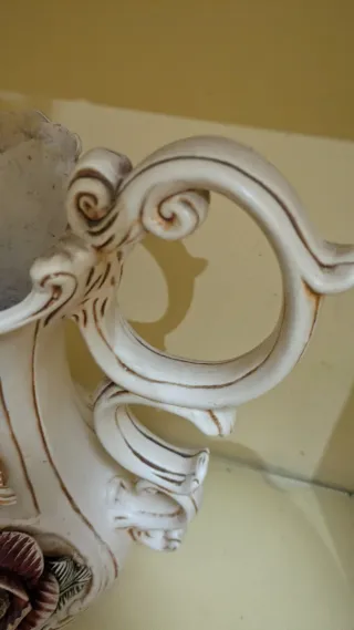 Jarrón de cerámica con flores