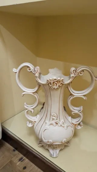 Jarrón de cerámica con flores