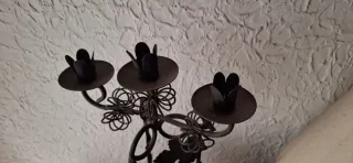 Candelabro de metal negro con hojas