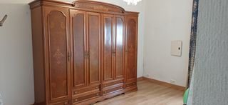 Armario de madera maciza con marquetería
