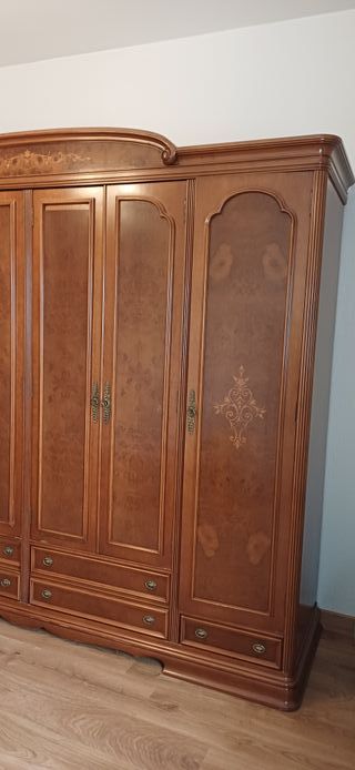 Armario de madera maciza con marquetería