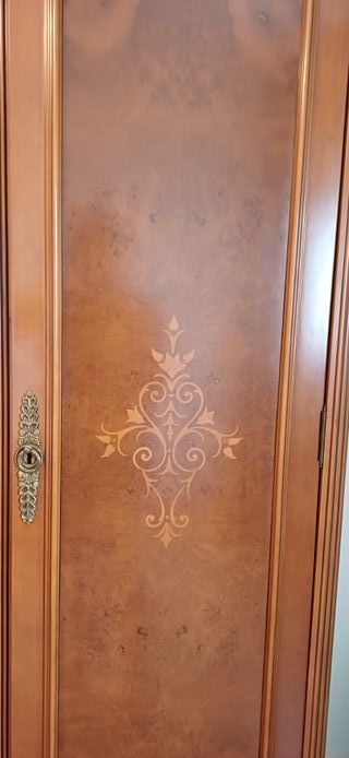 Armario de madera maciza con marquetería