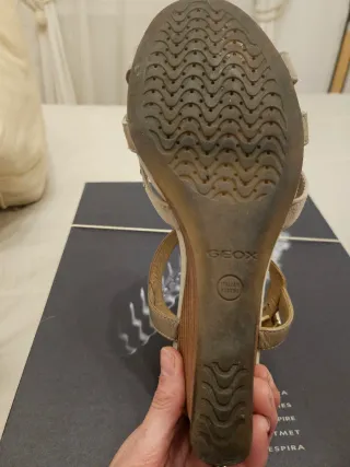 Sandalias Beige y Doradas Mujer