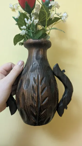 Jarrón de madera tallada con asas