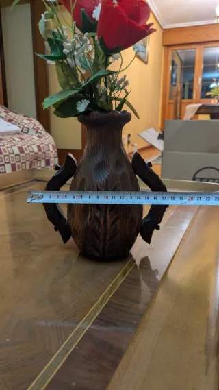 Jarrón de madera tallada con asas