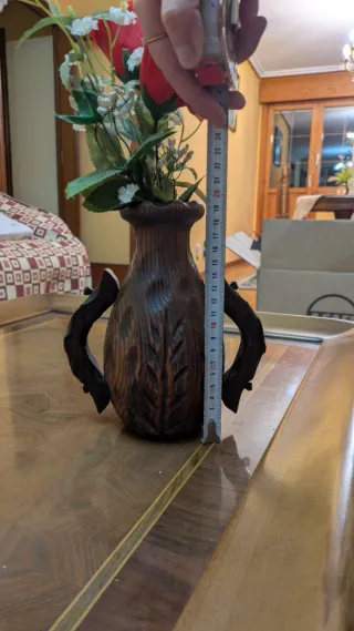 Jarrón de madera tallada con asas