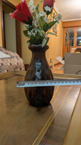 Jarrón de madera tallada con asas