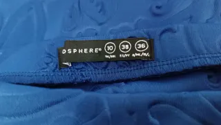 Falda azul con relieve floral