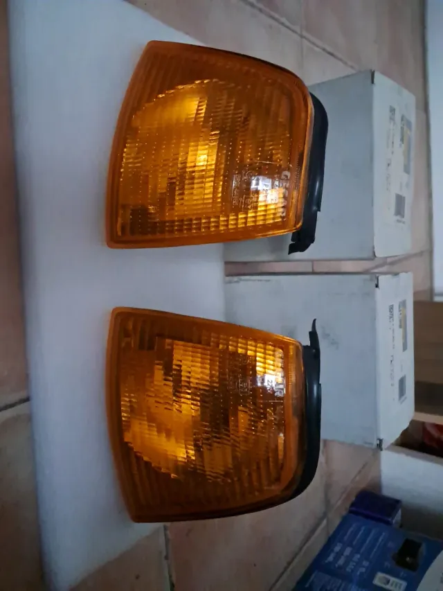 AUDI 80. JUEGO DE PILOTOS DELANTEROS.
