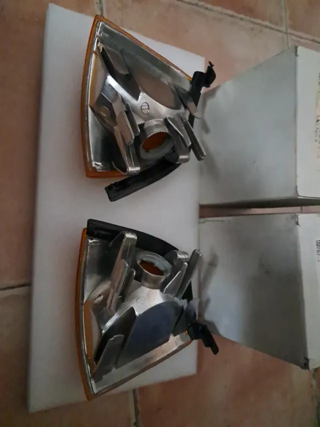 AUDI 80. JUEGO DE PILOTOS DELANTEROS.