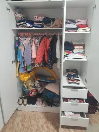 Armario blanco de madera